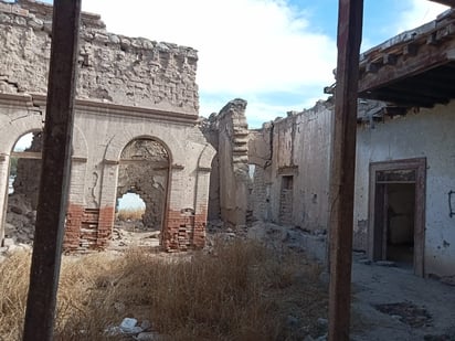 Urge rescate. Frente a la hacienda, se encuentra una imponente
construcción de adobe con cimentación de piedra, la cual fue casa del hijo de José Garde. (EL SIGLO DE TORREÓN)