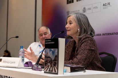 Presentación del libro Mar de historias de Cristina Pacheco, con la participación de Héctor de Mauleón y Mónica Lavín, en la Feria Internacional del Libro de Guadalajara 2024. Imagen El Universal Hugo Salvador.