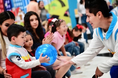 El pequeño cumpleañero disfrutó del espectáculo infantil.