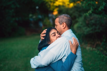 El amor sano se desarrolla con el tiempo, con base en el respeto y el apoyo mutuo. Imagen Unsplash Gus Moretta.