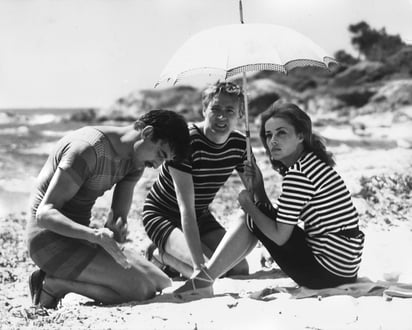 Jules y Jim es una película francesa que aborda las dificultades propias de una relación no monógama sin condenar esta forma de vincularse (1962).