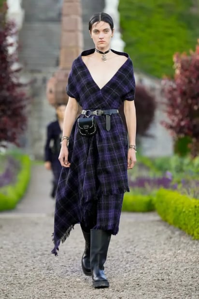 Modelo presenta diseño de la colección Crucero 2025 de Dior en Escocia. Foto: (ESPECIAL)