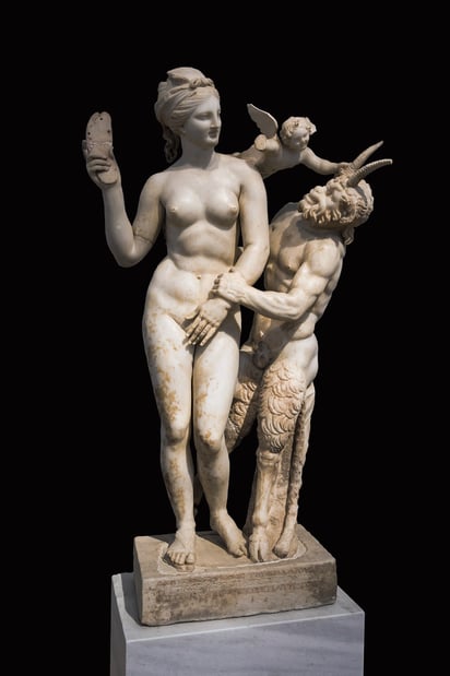 Escultura de Afrodita, Pan y Eros en el Museo Arqueológico Nacional de Atenas. Imagen Wikimedia.