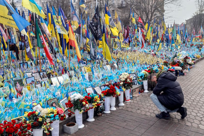 Doble. Memorial en Kiev para los soldados ucranianos caídos. Imagen EFE Sergey Dolshenko.