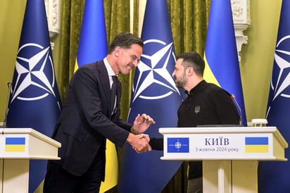 Mark Rutte, secretario general de la OTAN, y el presidente ucraniano Volodymyr Zelenskyy el 3 de octubre de 2024 en Kiev, Ucrania, donde la OTAN refrendó el derecho del país a defenderse de Rusia. Imagen OTAN.