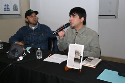 El gestor cultural Aldo Valdés acompañó al autor durante la presentación en Casa Mudéjar (EL SIGLO DE TORREÓN/RAMÓN SOTOMAYOR)
