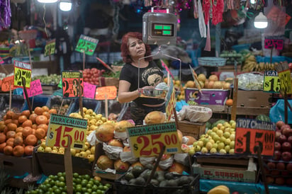 La inflación global alimentada por la guerra no sólo afecta a diversos sectores industriales, sino que impacta directamente el poder adquisitivo del consumidor. Foto: EFE/ José Méndez