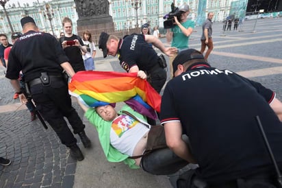 Detención de un manifestante LGBT+ en San Petersburgo. Foto: Reuters