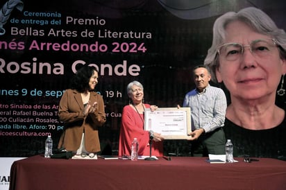 Rosina Conde recibiendo el Premio Bellas Artes de Literatura Inés Arredondo 2024. Foto: INBA