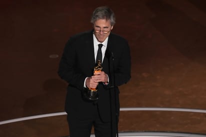 Convence. Aún estoy aquí ganó el Oscar a mejor película internacional. Recibe el Oscar Walter Salles.