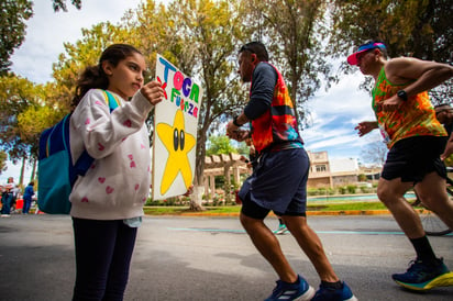 Los más pequeñitos se hicieron presentes alentando a los corredores durante la competencia (EL SIGLO DE TORREÓN / ENRIQUE TERRAZAS)
