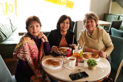 Martha Mena, Araceli Carrillo y Betty Campos.