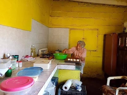 Abuelita lagunera se dedica a la venta de gorditas desde hace 45 años. 