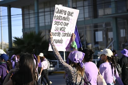 Participantes. Con prendas de vestir en colores violeta, verde y negro, las manifestantes tomaron
las calles para alzar su voz.