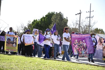 Familias de desaparecidos. Las familias de personas desaparecidas encabezaron el contingente de la Marcha 8M, que se realizó ayer en las tres ciudades: Lerdo, Gómez Palacio y Torreón.