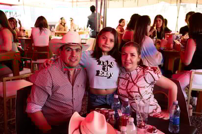 Hugo Orozco, Regina Orozco y Paulina González.