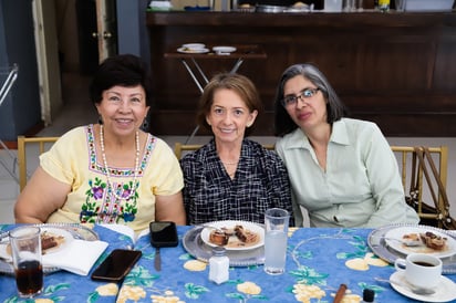 Paty Lara, Estela Licerio y Marthita Hernández.