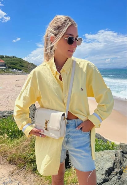Lúcete en la playa con una camisa oversize en este color que irradia energía. Combínala con un short de mezclilla y conquista la orilla del mar con actitud y frescura.