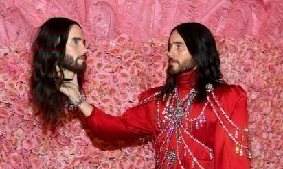 Jared Leto sosteniendo una réplica de su cabeza en la Met Gala 2019. Foto: Getty Images