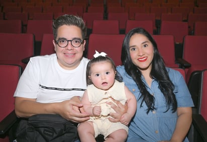 David, Paula y Angie Betancourt.