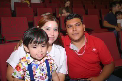 Arturo, Yahaira Álvarez y Arturo Escobedo.