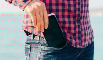 Celular en el bolsillo (ESPECIAL)