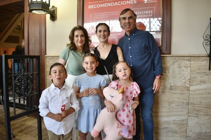 Paula, Ema, Manolo, Dario, Lucero y Pily.