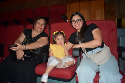 María de Jesús Solís, Fernanda Flores Cabral y Estefanía Cabral.