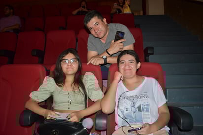 Karmey Sinahí, Juan Álvarez y Arely Saraí.