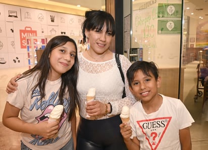 Kenia, Ángeles y Santiago.
