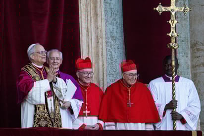 En el balcón, el Protodiácono Mamberti anunció en latín el esperado 'Habemus papam' para eventualmente presentar al Cardenal estadounidense Robert Francis Prevost, quien llevará el nombre de León XIV. (AGENCIAS)