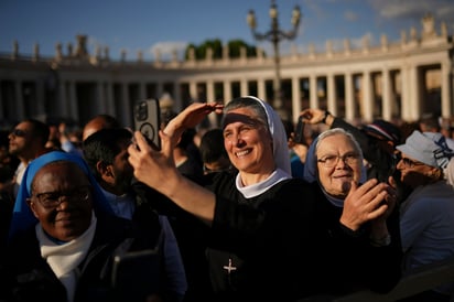 La Plaza de San Pedro, en la Ciudad del Vaticano, estalló de júbilo luego de que la fumata blanca hizo aparición. El líder de la Iglesia Católica fue electo. (AGENCIAS)
