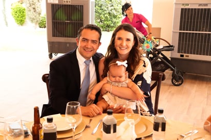 Pablo Osorio y Lupita Telleria y su hijita.