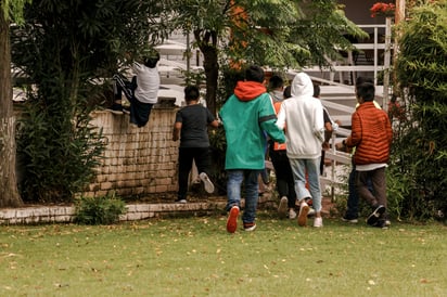 Es en la adolescencia donde se asumen códigos morales desviados o propios de grupos delictivos; ya sea por sentir admiración hacia ellos, al ser sometidos mediante reclutamiento o amenazas, por anhelo de poder. Foto: Unsplash/Jimmy Jimenez