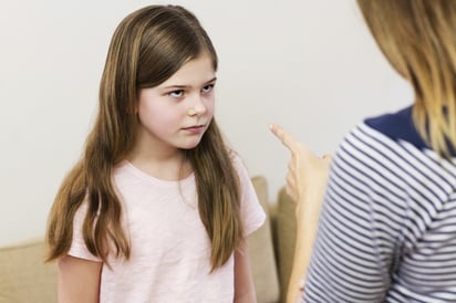 El Trastorno Negativista Desafiante suele manifestarse en la infancia, caracterizado por un patrón persistente de ira, irritabilidad, discusiones con figuras de autoridad y comportamiento vengativo. Foto: Freepik