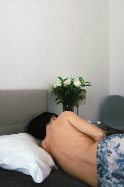 Hay que cambiar su posición en la cama muchas veces al día. Esto es importante para evitar la aparición de llagas de presión. Foto: Unsplash/ Maksym Mazur
