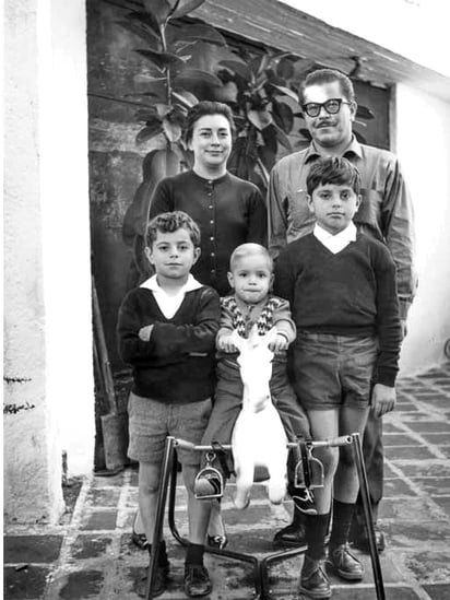 Rosario Castellanos y Ricardo Guerra con sus hijos: Ricardo, Gabriel y Juan Pablo Guerra. Foto: Ricardo Salazar Ahumada