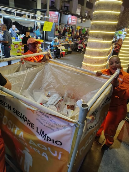Personal de 'La Ola' en la Plaza Mayor de Torreón (EL SIGLO DE TORREÓN)