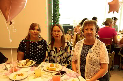 Norma Rodríguez, Betty de Llamas y Esperanza.