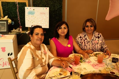 Ludivina Carrillo, Claudia Vázquez y Teresita Sifuentes.