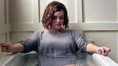 '13 reasons why' trata sobre una chica que a causa de un abuso sexual se quita la vida. 

