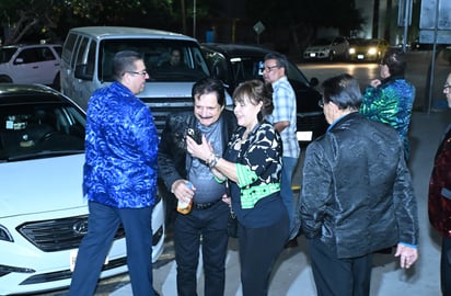Lourdes Alonso Favela junto a Los Apson