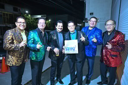 Los Apson posan con su portada de El Siglo de Torreón 