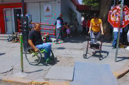 Caminar con obstáculos: A sus 35 años, Saida González enfrenta cada día una ciudad hostil para quienes tienen discapacidad motriz. (Daniela Cervantes) 