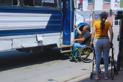 Exclusión sobre ruedas: A Fernando le niegan el acceso al transporte público; ningún camión cuenta con rampa para usuarios con silla de ruedas. (Daniela Cervantes) 