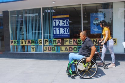 Cajones azules invadidos: En uno de sus videos virales, Fernando enfrenta a un ciudadano que se estacionó en un lugar reservado para personas con discapacidad sin tener permiso. (Daniela Cervantes)