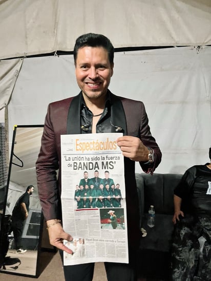 Walo Silvas recibió la portada de Espectáculos de esta casa editora antes de subir al escenario a cantar