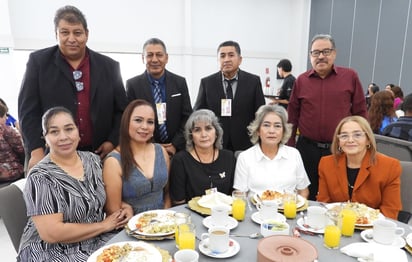 Maestros de San Pedro de las Colonias, Coahuila, fueron reconocidos por 30 y 40 años de servicio con la entrega de medallas conmemorativas, como muestra de gratitud a su compromiso con la educación.