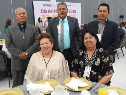 Maestra María del Carmen Esparza celebró 40 años de servicio, mientras que Luz María de la Cerda, Alejandro Hernández, José González y Rodolfo Fernández fueron reconocidos por sus 30 años de labor educativa. Todos ellos forman parte del magisterio en Francisco I. Madero, Coahuila