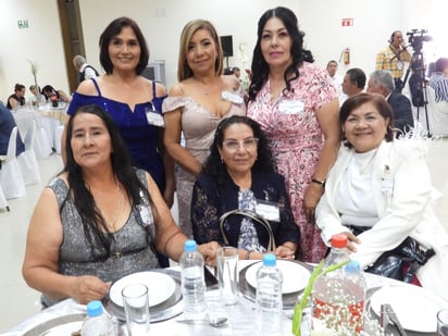 Maestros duranguenses Ma. Josefina Correa, Ma. del Rocío Hurtado, Ma. Concepción Luna, Norma P. Duarte, W. Cortez y Elvia L. Mesta, fueron reconocidos por sus 40 años de servicio en la SEP, destacando por su entrega y vocación docente.